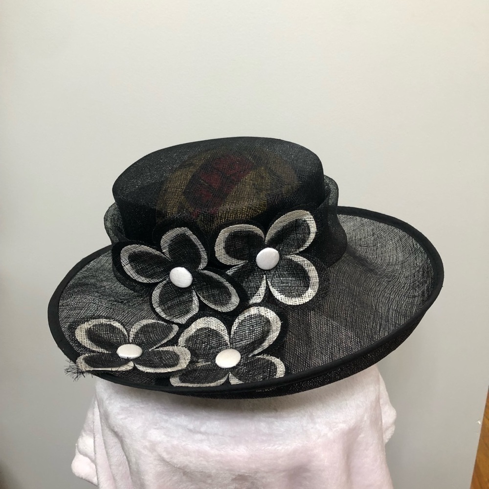 𝅺PETER Bettley Saks Fifth Avenue Black straw hat‎ black and white flowers